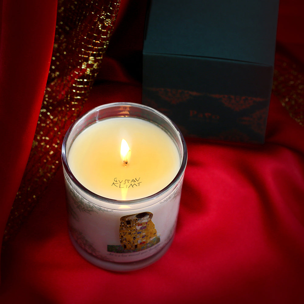 Gustav Klimt’s The Kiss Signature Classic Candle